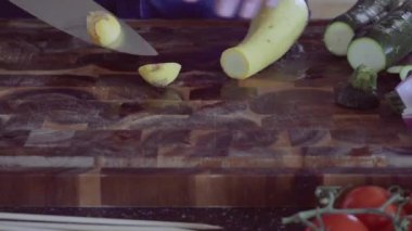 Zaman atlamalı. Adım adım. Sebzeler açık ızgara ahşap şişleri üzerine vida açma.