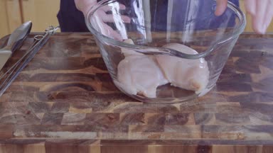 Adım adım. Organik tavuk tavuk şiş için dilimleme