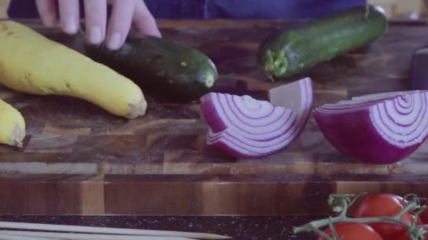 Paso Paso Rebanando Verduras Orgánicas Frescas Para Kebabs Vegetarianos — Vídeo de stock