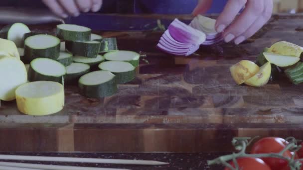 Paso Paso Rebanando Verduras Orgánicas Frescas Para Kebabs Vegetarianos — Vídeo de stock