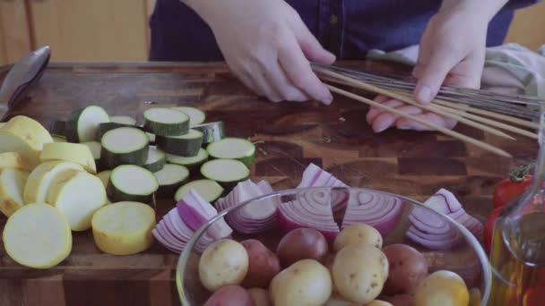 Stap Voor Stap Threading Groenten Houten Spiesen Voor Buiten Grillen — Stockvideo