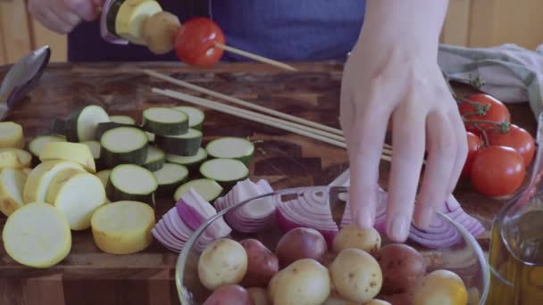 Passo Passo Enfiar Vegetais Nos Espetos Madeira Para Grelhar Livre — Vídeo de Stock