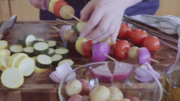 Krok Krokem Threading Vegetariáni Dřevěné Špejle Pro Venkovní Grilování — Stock video