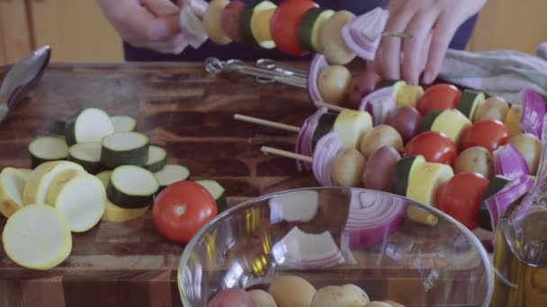 Passo Passo Enfiar Vegetais Nos Espetos Madeira Para Grelhar Livre — Vídeo de Stock