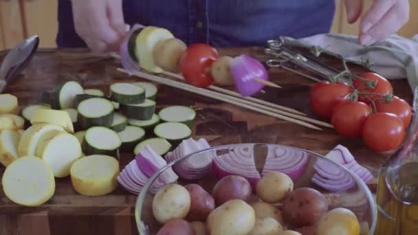 Lapso Tiempo Paso Paso Enhebrar Verduras Los Pinchos Madera Para — Vídeo de stock