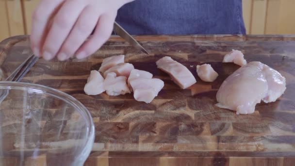 Stap Voor Stap Snijden Van Biologische Kip Voor Kipspiesjes — Stockvideo