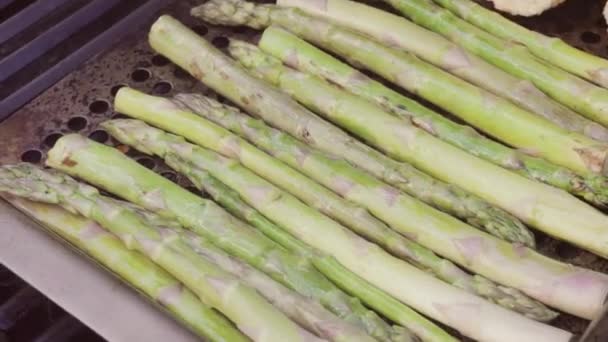 Step Step Grilling Asparagus Outdoor Gas Grill — Stock Video