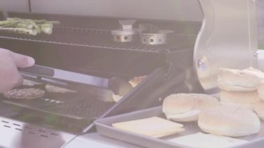 Adım adım. Yaz aylarında açık gaz ızgara pastırmalı yavru üzerinde Mısır yemek