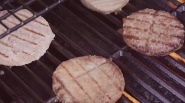 Adım adım. Yaz aylarında açık gaz ızgara Burger pişirme
