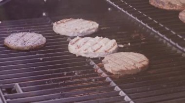 Adım adım. Yaz aylarında açık gaz ızgara Burger pişirme