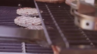 Adım adım. Yaz aylarında açık gaz ızgara Burger pişirme