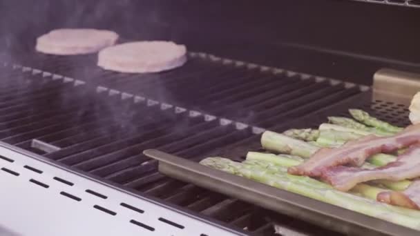 Paso Paso Cocinar Hamburguesas Parrilla Gas Aire Libre Verano — Vídeo de stock