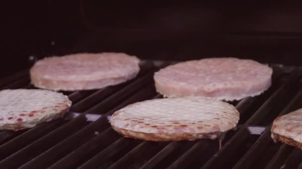 Шаг Шагом Готовить Бургеры Открытом Газовом Гриле Летом — стоковое видео