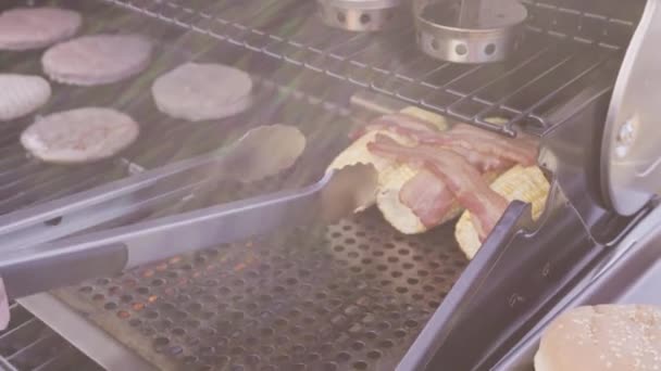 循序渐进 夏天在户外燃气烧烤上煮汉堡包 — 图库视频影像