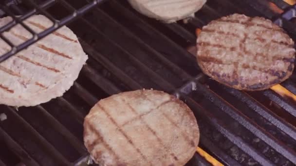 一歩一歩 夏季には屋外のガスのグリルのハンバーガーを調理 — ストック動画