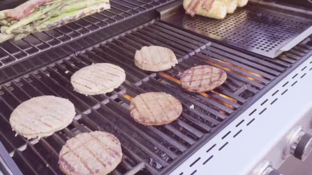 Stap Voor Stap Koken Hamburgers Buiten Gas Barbecue Zomer — Stockvideo