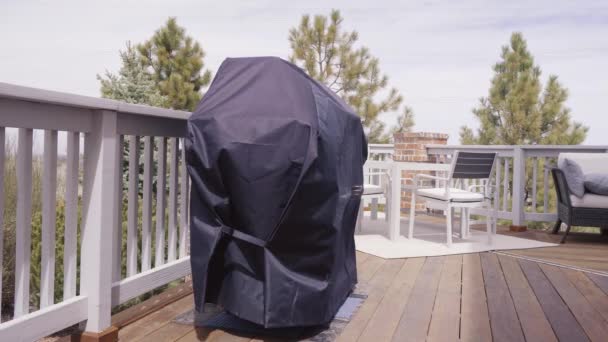 Stor Gasolgrill Täckt Med Svarta Locket Att Skydda Från Väder — Stockvideo