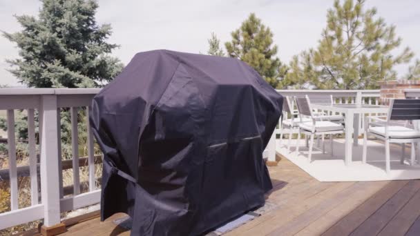 Grote Gas Barbecue Bedekt Met Zwarte Cover Beschermen Tegen Weer — Stockvideo