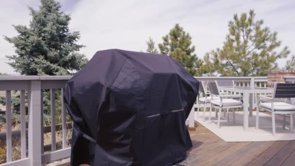 Grote Gas Barbecue Bedekt Met Zwarte Cover Beschermen Tegen Weer — Stockvideo