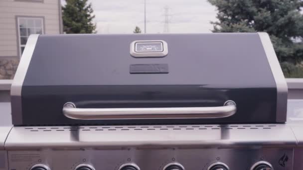 バーナー屋外のガスのグリルでグリル料理のクローズ アップ — ストック動画