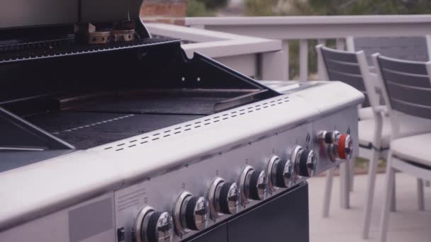 Nahaufnahme Von Gusseisernen Kochrosten Sechs Flammen Outdoor Gasgrill — Stockvideo