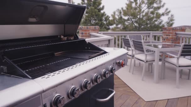 Nahaufnahme Von Gusseisernen Kochrosten Sechs Flammen Outdoor Gasgrill — Stockvideo