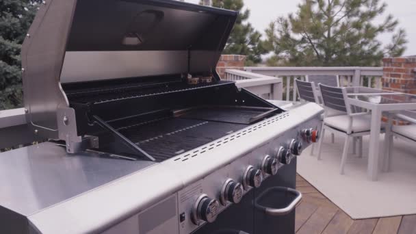 Nahaufnahme Von Gusseisernen Kochrosten Sechs Flammen Outdoor Gasgrill — Stockvideo