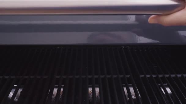 Κοντινό Πλάνο Από Χυτοσίδηρο Μαγείρεμα Σχαρών Στη Σχάρα Υπαίθρια Αερίου — Αρχείο Βίντεο
