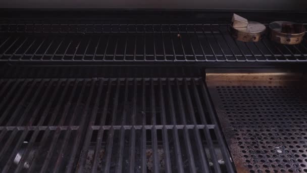 Gros Plan Des Grilles Cuisson Fonte Dans Six Brûleurs Gaz — Video