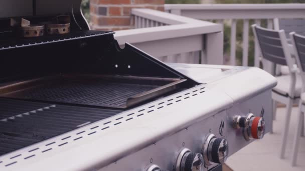 Nahaufnahme Von Gusseisernen Kochrosten Sechs Flammen Outdoor Gasgrill — Stockvideo