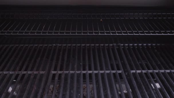 Закрытие Чугунной Решетки Приготовления Пищи Шести Газовых Грилях Открытом Воздухе — стоковое видео