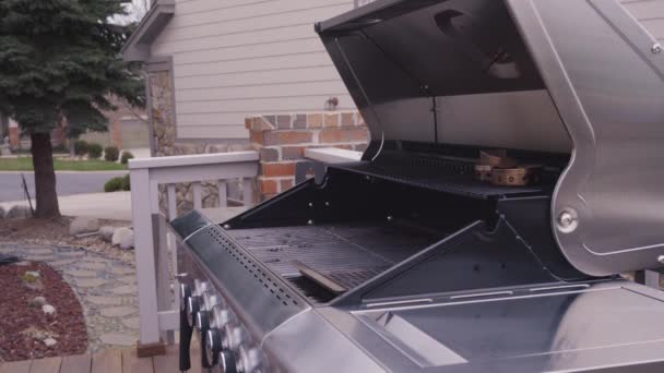 Close Cast Iron Cooking Grates Six Burner Outdoor Gas Grill — Stock Video
