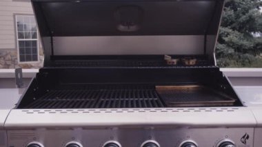 6 burner açık gaz ızgara arka bahçesinde üzerinde açık kapaklı