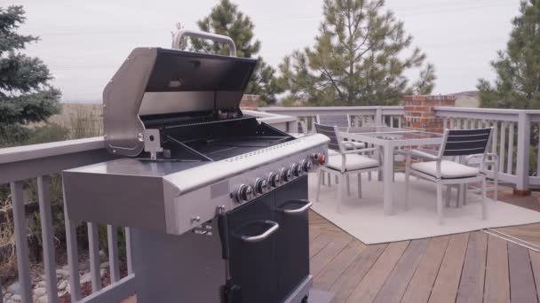 Sechs Flammen Außen Gasgrill Mit Offenem Deckel Auf Hinterhof — Stockvideo