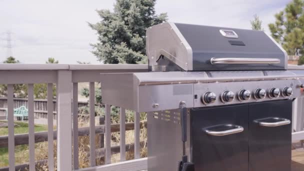 六燃烧器室外充气烧烤带打开盖子在后院 — 图库视频影像