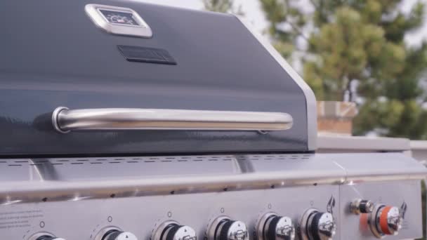 Barbecue Gaz Extérieur Six Brûleurs Avec Couvercle Ouvert Sur Patio — Video