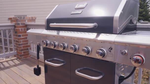 Barbecue Gaz Extérieur Six Brûleurs Avec Couvercle Ouvert Sur Patio — Video