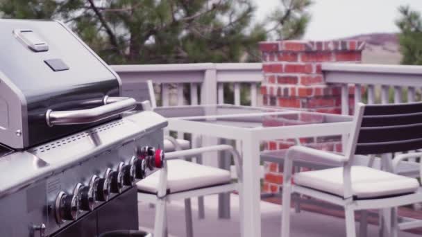 Barbecue à gaz extérieur à six brûleurs avec couvercle ouvert sur le patio arrière 