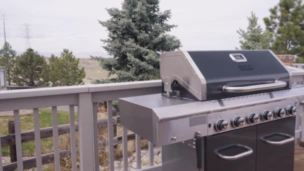 Zes Brander Buiten Gasgrill Met Open Deksel Rug Patio — Stockvideo