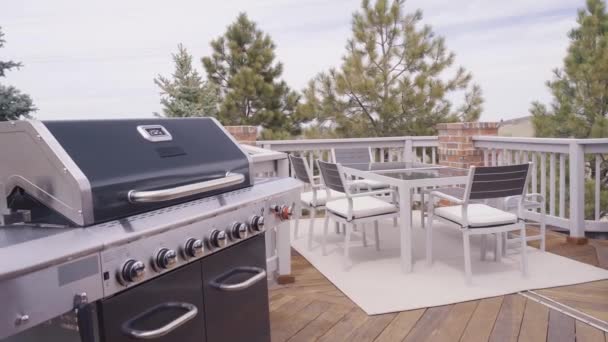 Zes Brander Buiten Gasgrill Met Open Deksel Rug Patio — Stockvideo