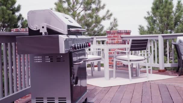 Zes Brander Buiten Gasgrill Met Open Deksel Rug Patio — Stockvideo