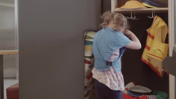 Kleines Mädchen Spielt Dress Spiel Der Kinderabteilung Der Öffentlichen Bibliothek — Stockvideo
