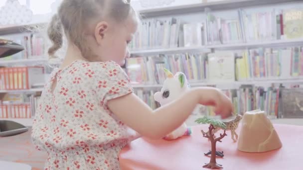 Petite Fille Jouant Dans Section Enfants Bibliothèque Publique — Video