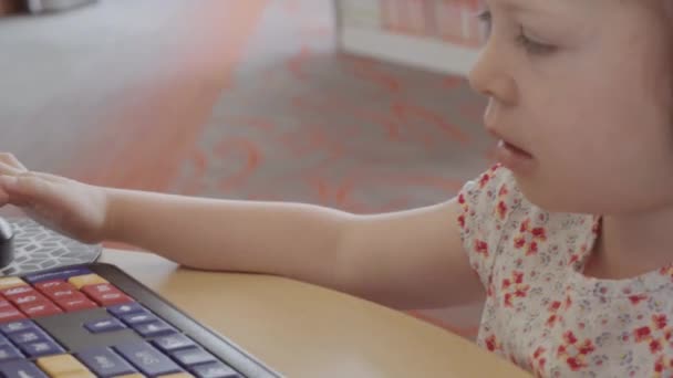 Halk Kütüphanesi Çocuk Bölümünde Bilgisayar Kullanan Küçük Kız — Stok video