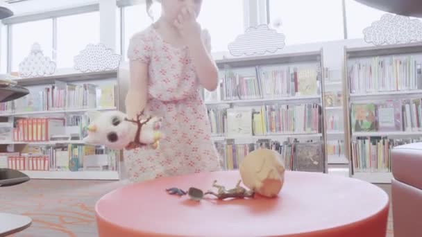 Petite Fille Jouant Dans Section Enfants Bibliothèque Publique — Video