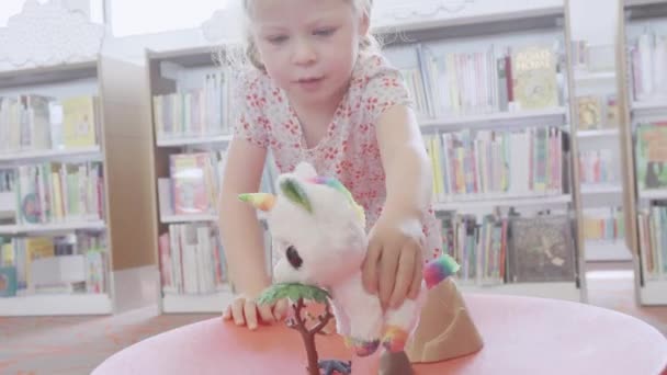 Petite Fille Jouant Dans Section Enfants Bibliothèque Publique — Video