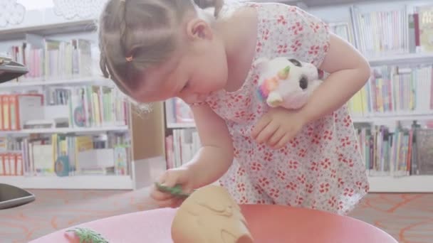 Petite Fille Jouant Dans Section Enfants Bibliothèque Publique — Video