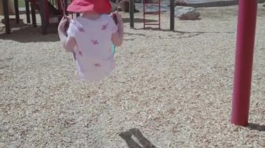 Küçük kız açık Çocuk Bahçesi banliyö mahallede oynarken