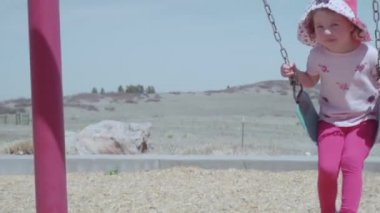 Küçük kız açık Çocuk Bahçesi banliyö mahallede oynarken