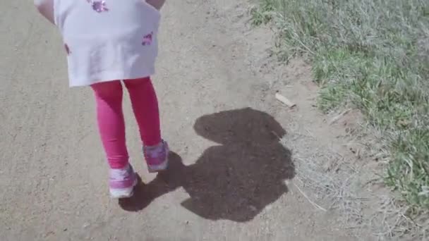 Маленька Дівчинка Гуляє Велосипедній Доріжці Передмісті — стокове відео